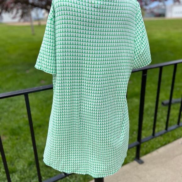 LULAROE green and white women’s 2XL, V-neck short sleeve T-SHIRT - Picture 4 of 7